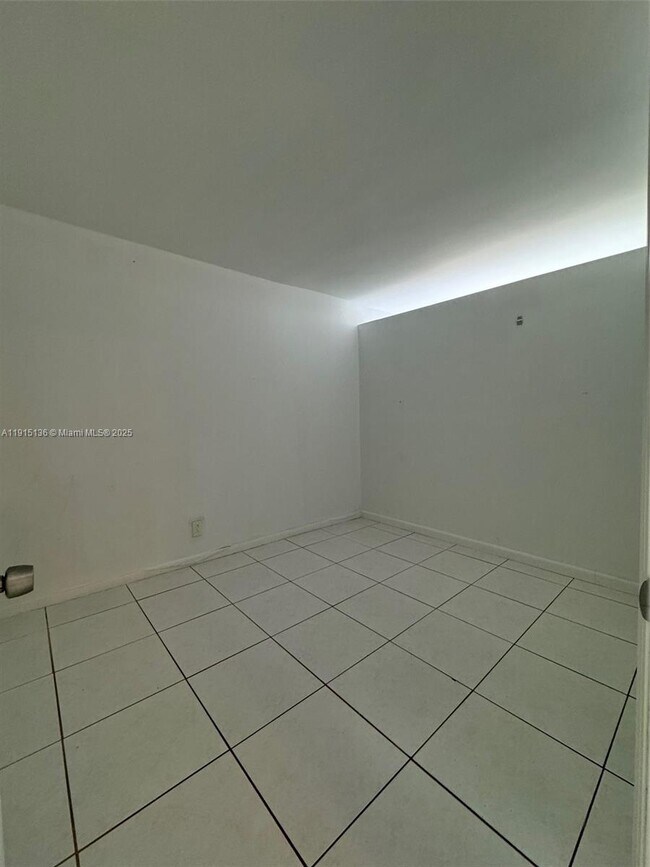 Building Photo - 2200 E Hallandale Beach Blvd