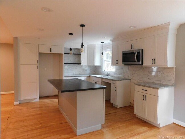 Building Photo - 372 Bushy Hill Rd