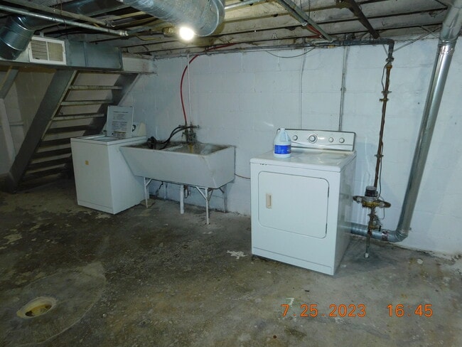 Building Photo - 142 Pingree Ave