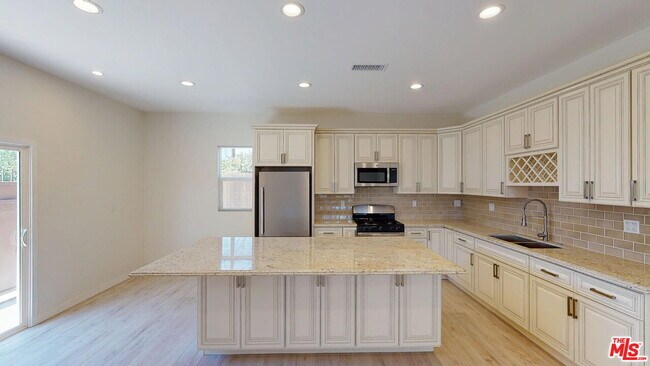 Building Photo - 7252 Glade Ave