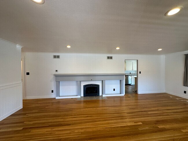 Building Photo - 2414 W. Bruneau Ave. 4 Bedroom, 2 bath!