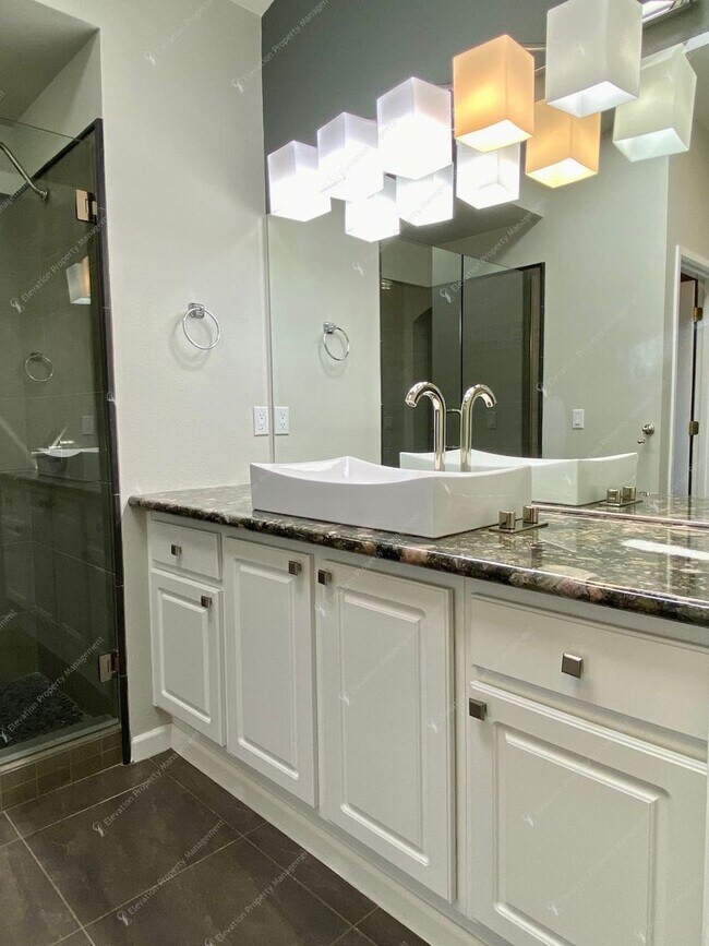 Building Photo - Charming and unique 2 BR in an upscale west Bend neighborhood