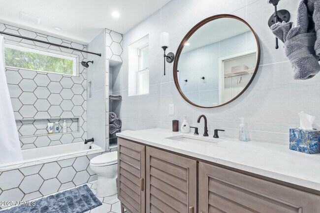 Building Photo - 2118 E Pebble Beach Dr