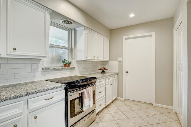 Building Photo - 1074 Apache Falls Dr