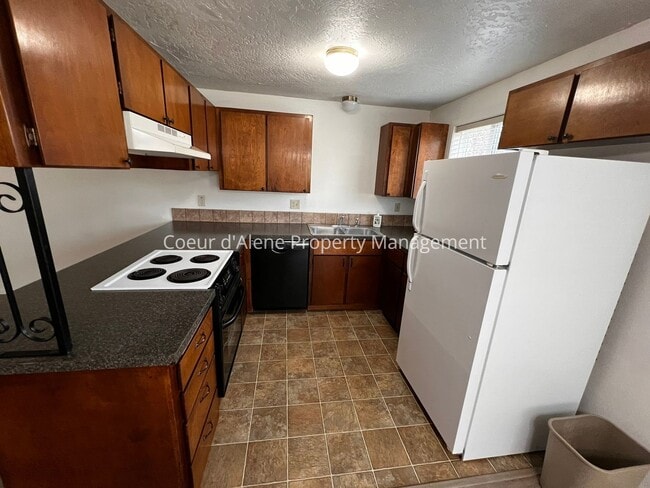 Building Photo - 1120 N 6th St