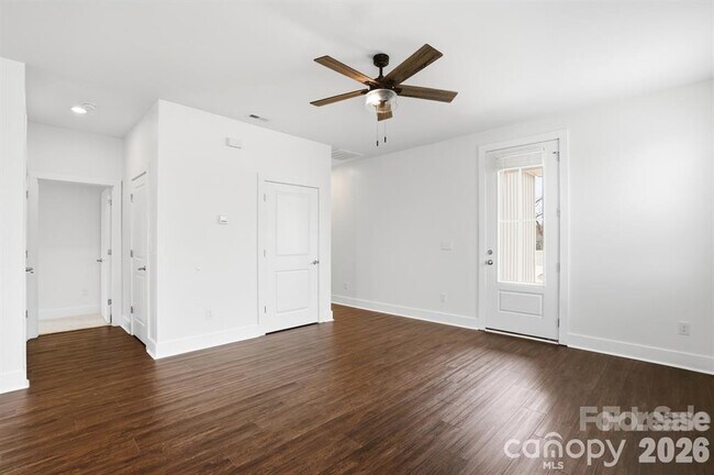 Building Photo - 102 Snyder Ct NE