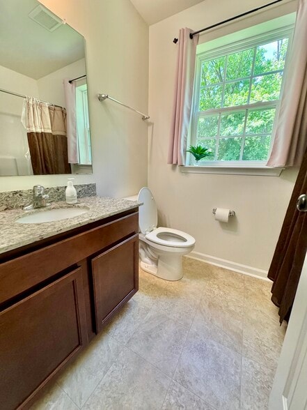 Full bathroom - 2321 Farrand Dr