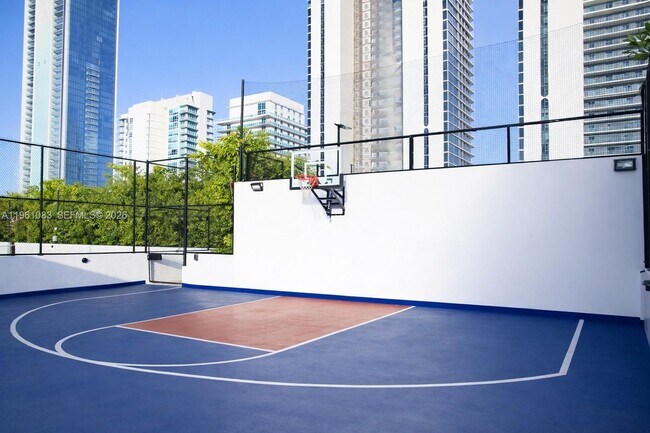 Building Photo - 700 NE 24th St