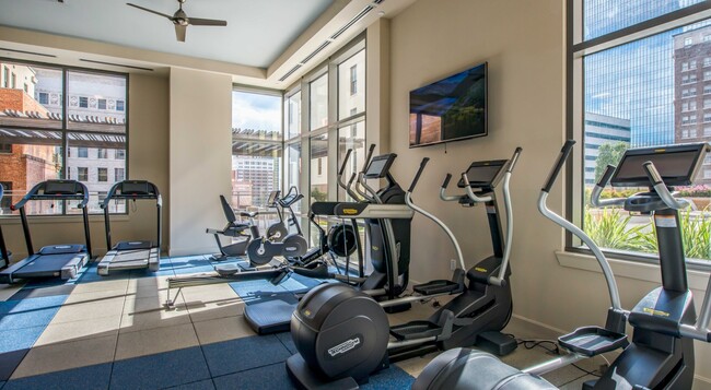 Building Photo - Experience Luxury + 1 Month Free Rent!