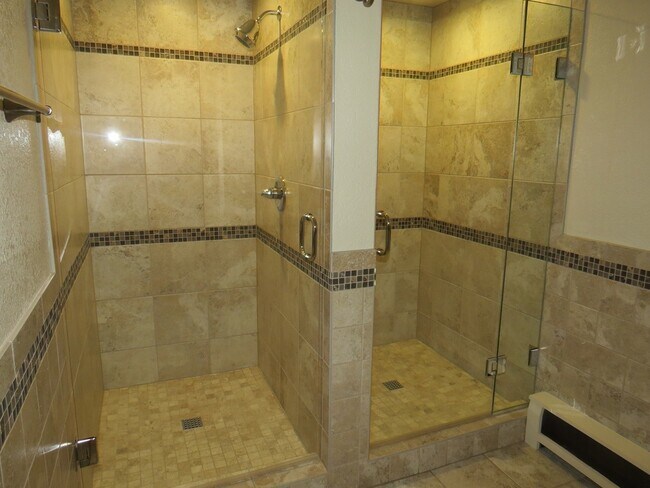 Building Photo - 2 Bed 1 Bath Top Floor Corner Unit Condo