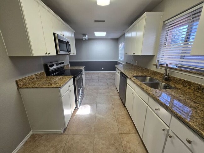 Building Photo - Spacious in Carrollton