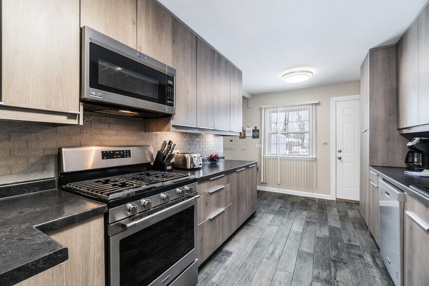 Building Photo - 12 E Berkley Ln