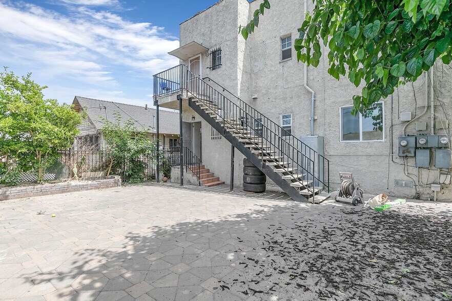 Building Photo - 321 E 84th St