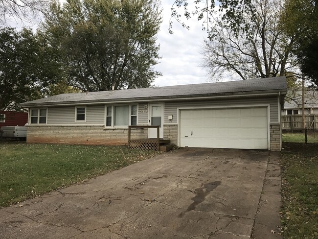 Primary Photo - 3 Bedrooms! 2 Car Garage! Kickapoo School ...