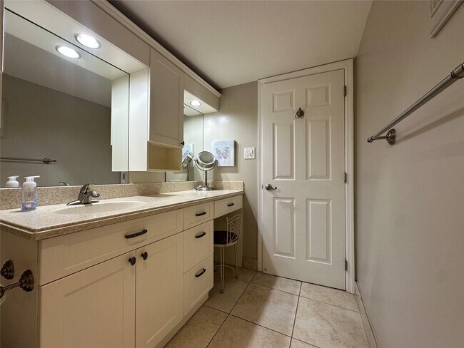 Building Photo - 17801 N Bay Rd