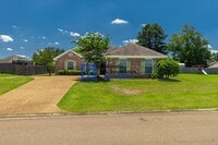 Building Photo - 3 Bed/2 Bath Home in Pearl