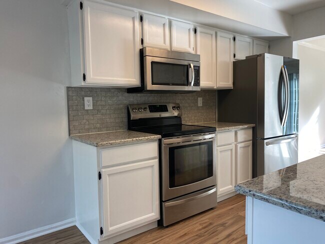 Building Photo - 6902 Colonial Ct