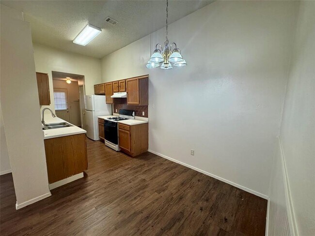 Building Photo - 1510 S Medina St