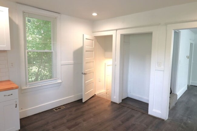 Building Photo - $1,300 - Newly 3 Bedroom 2 Bath