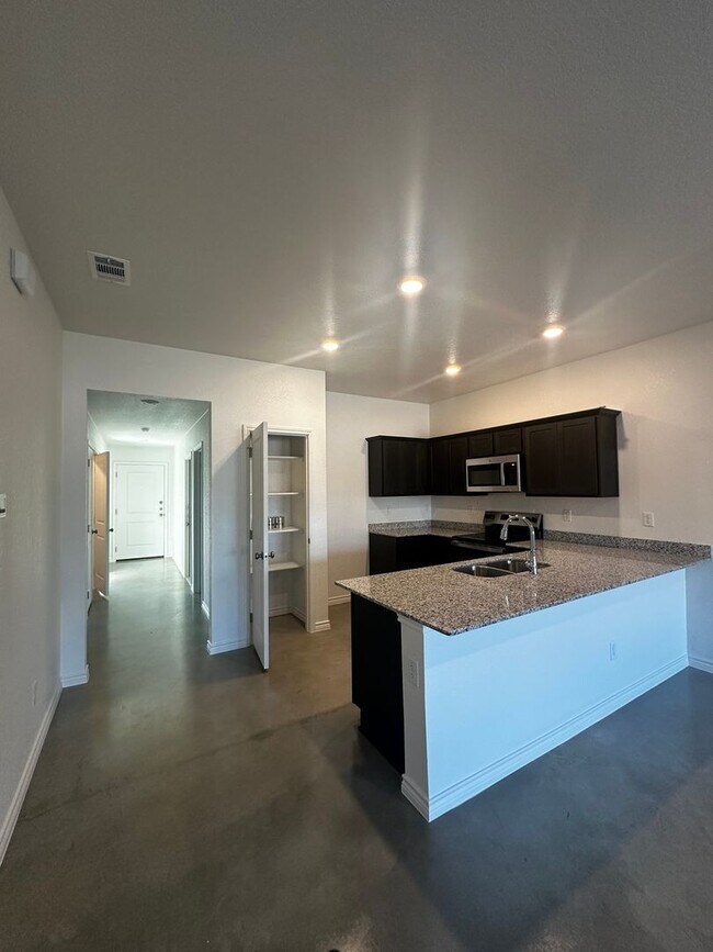 Building Photo - 3 Bedroom and 2 Full bathroom Duplex in Co...