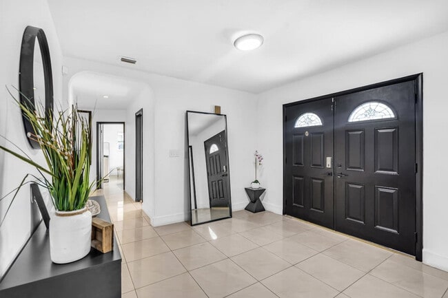 Building Photo - 18725 NE 18th Ave