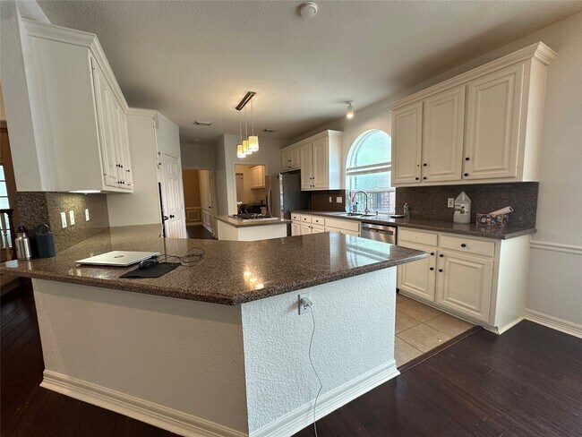 Building Photo - 3206 Oakland Dr