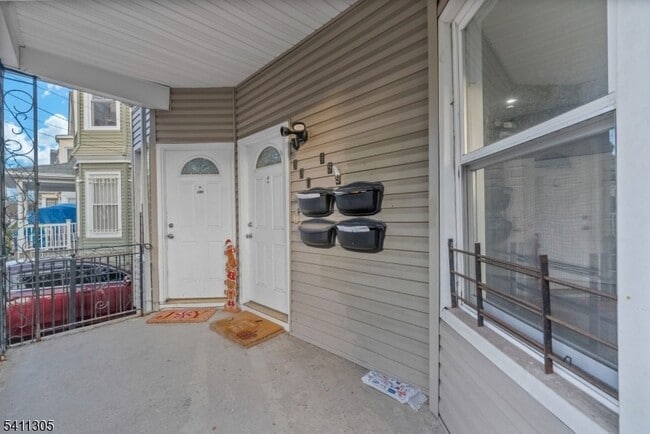 Building Photo - 467-469 Summer Avenue Unit 1