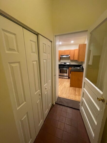 Building Photo - 5120 N Kenmore Ave