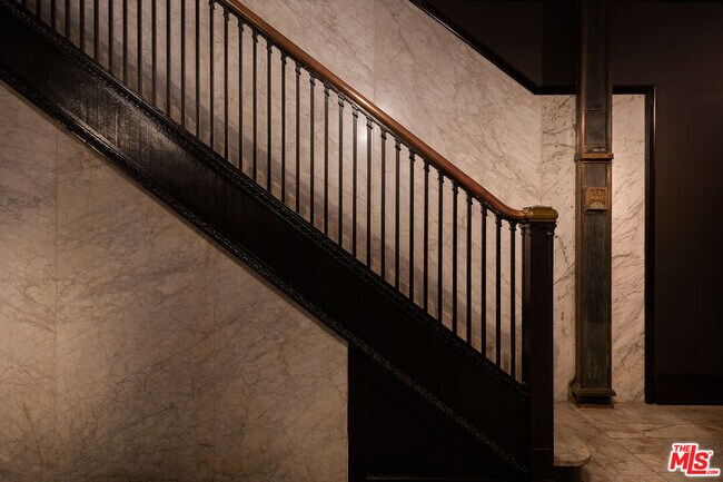 Building Photo - 460 S Spring St