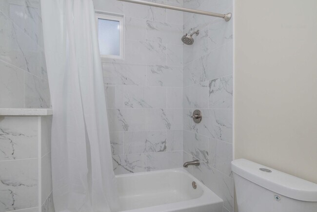 Building Photo - Fully Remodeled, Top Floor 3/2 Full Floor Flat W/ Bonus Room! In-Unit W/D!