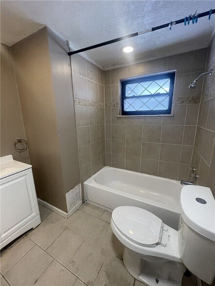 Building Photo - 149 Parkwood Rd