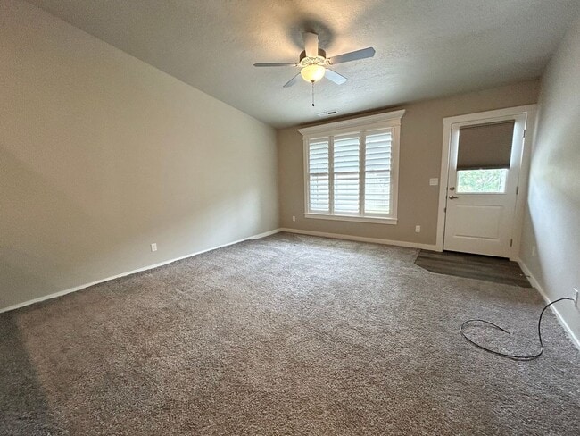 Building Photo - Stunning 3 bedroom 2 bathroom home in Meri...