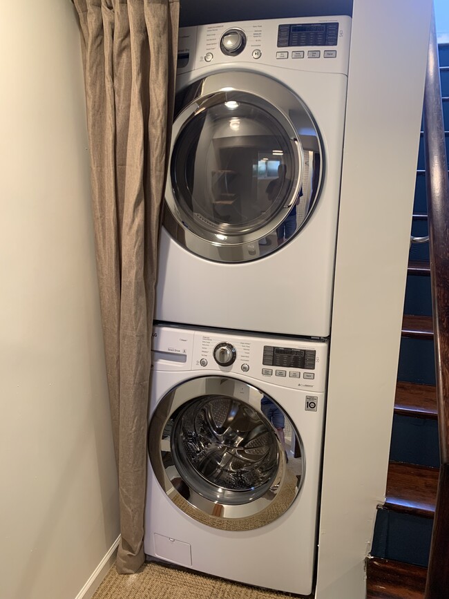 Washer/Dryer - 1251 SE 47th Ave