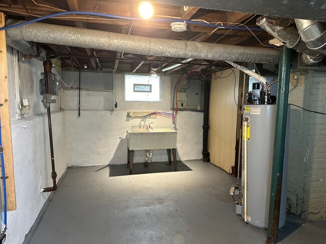 Building Photo - NICE 3 BEDROOMS WITH FULL BATH MOVE-IN READY!