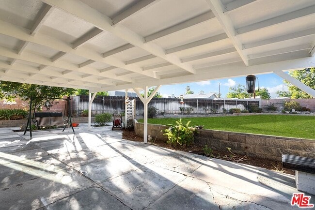 Building Photo - 16855 Donmetz St