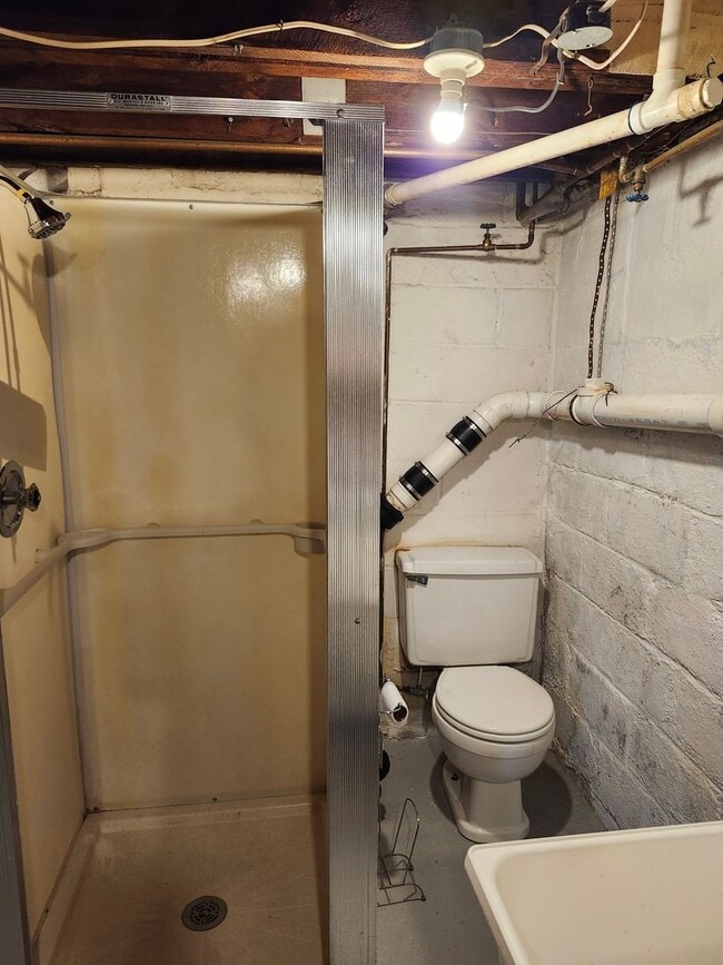 Building Photo - Recently renovated 3-bedroom, 1.5 bath twi...