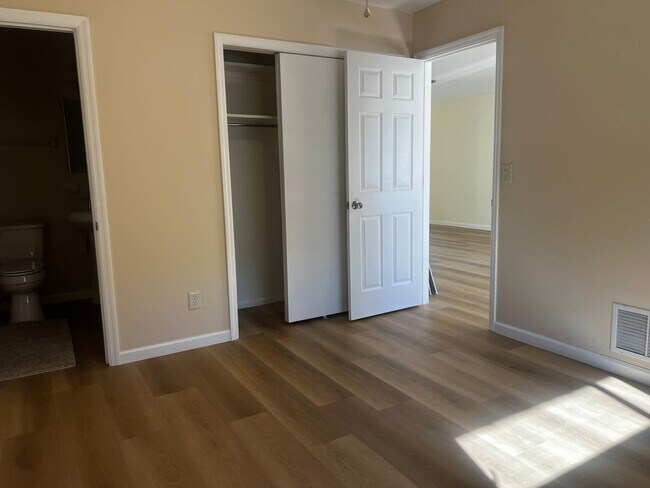 Building Photo - Immediate Availability on Newly Updated 2BR/2BA in South Venice