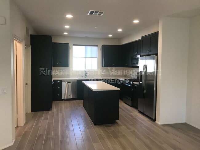 Building Photo - 581 Pioneer St