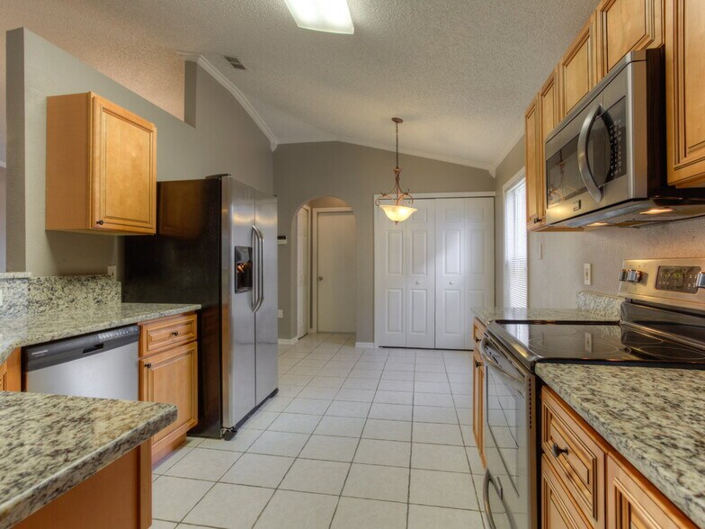 Building Photo - 12934 Lake Vista Dr