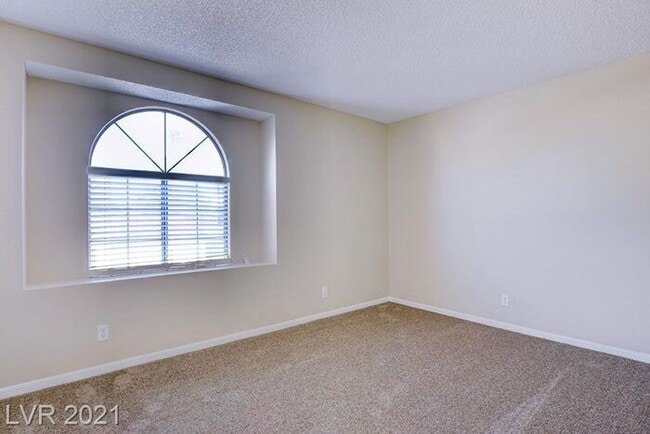 Building Photo - Ready for a BIG house - for little rent in the Heart of GREEN VALLEY.