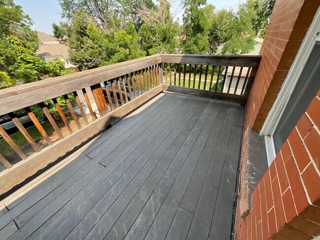 Building Photo - 2110 Grove Cir W
