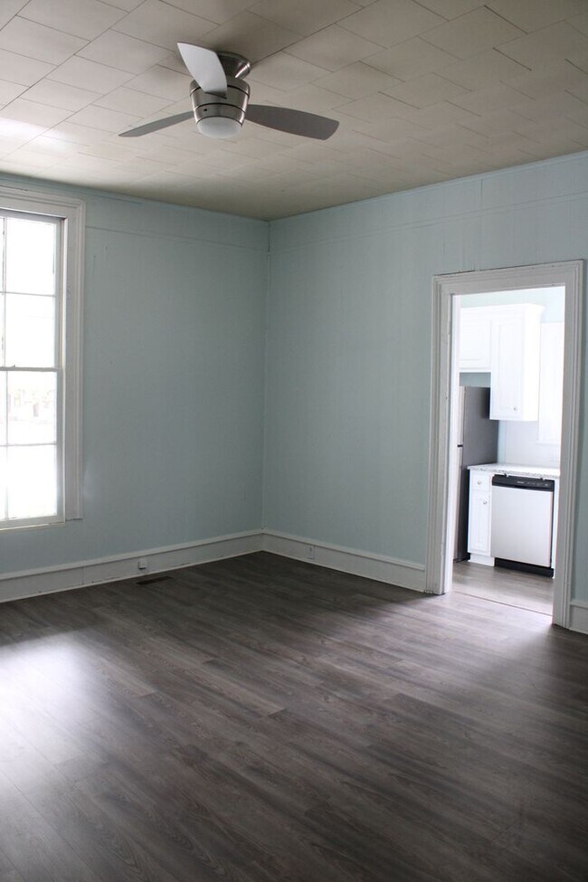 Building Photo - 404 Vance St NE