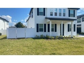 Building Photo - Great 3 bed 2.5 bath Duplex with Den and FENCED patio