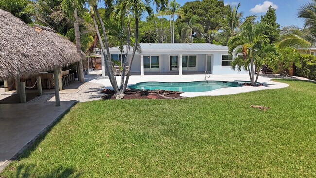 Building Photo - 930 S Lakeside Dr