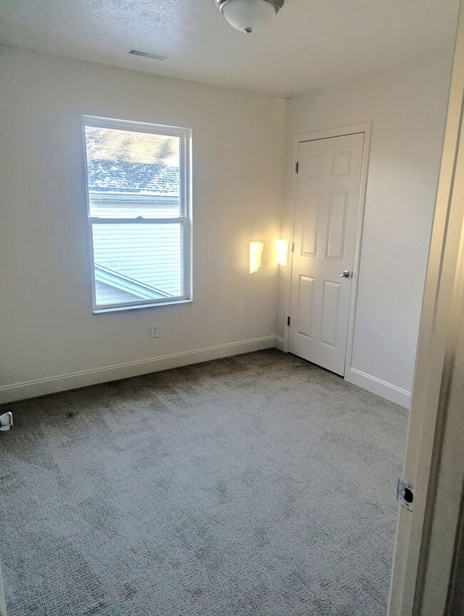 Building Photo - 247 Reed Ave