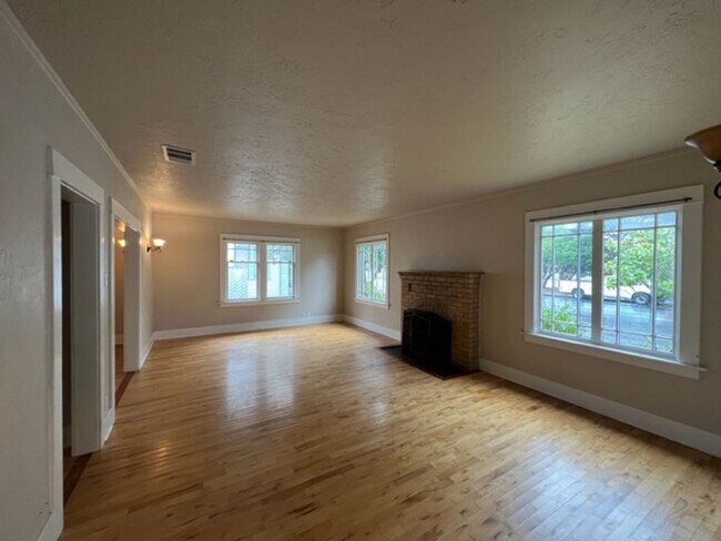 Building Photo - 2520 H St