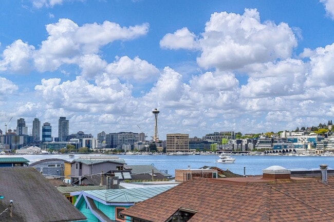 Building Photo - 2 bed 1.5 bath houseboat on Lake Union