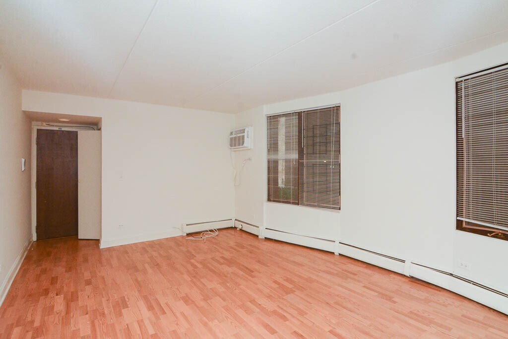 Building Photo - 622 W Wellington Ave