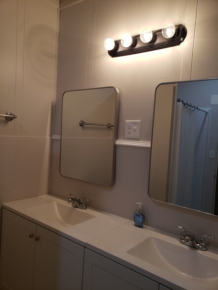 Building Photo - 2739 SE Loop 410