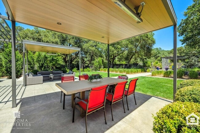 Building Photo - 3 Bedroom Exquisitely Furnished Home